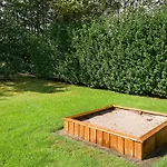 6 Person In Hemmet-by Traum