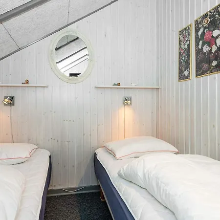 6 Person In Hemmet-by Traum *