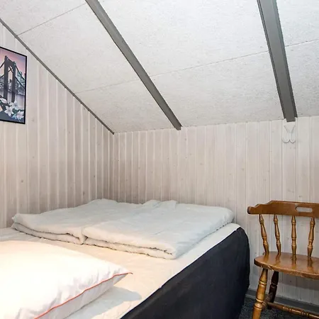 6 Person In Hemmet-by Traum